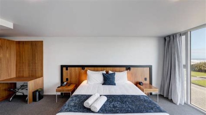 Staying at the Beachfront Hotel, Hokitika ·
